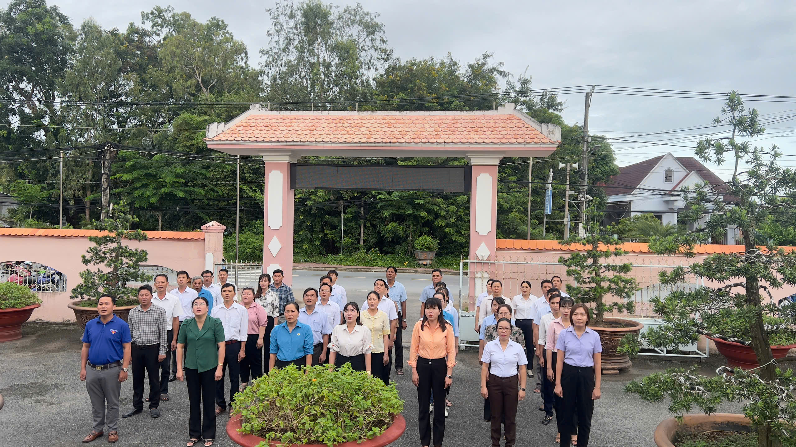 Đảng ủy và Ủy ban nhân dân xã Cầu Ngang tiếp tục duy trì nghiêm túc hoạt động chào cờ đầu tuần sau sáp nhập

