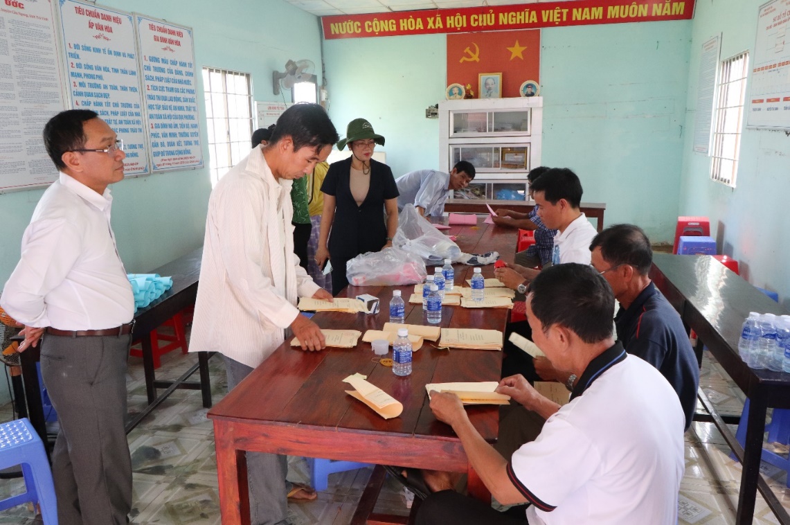 Lãnh đạo xã Cầu Ngang kiểm tra công tác bầu cử tại các khu vực bỏ phiếu trên địa bàn xã