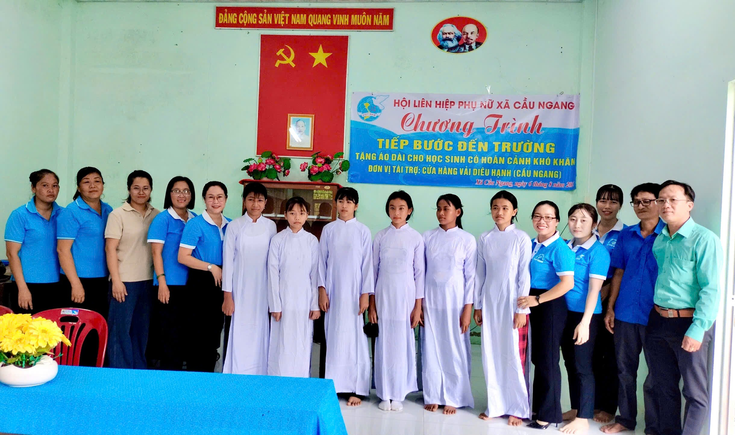 Hội Liên hiệp Phụ nữ xã Cầu Ngang tổ chức chương trình “Tiếp bước đến trường”