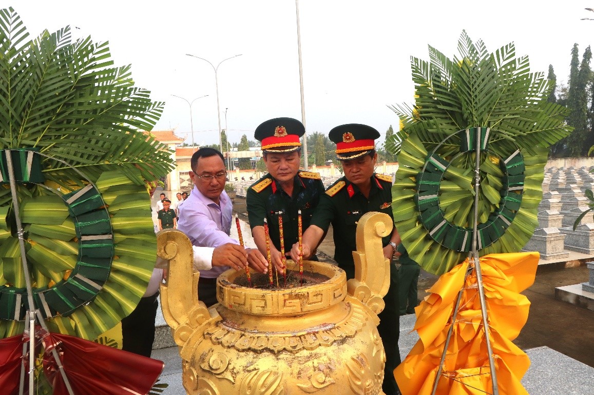 Ban Chỉ đạo 515 tỉnh Vĩnh Long tổ chức lấy mẫu hài cốt liệt sĩ tại Nghĩa Trang Liệt sĩ Cầu Ngang