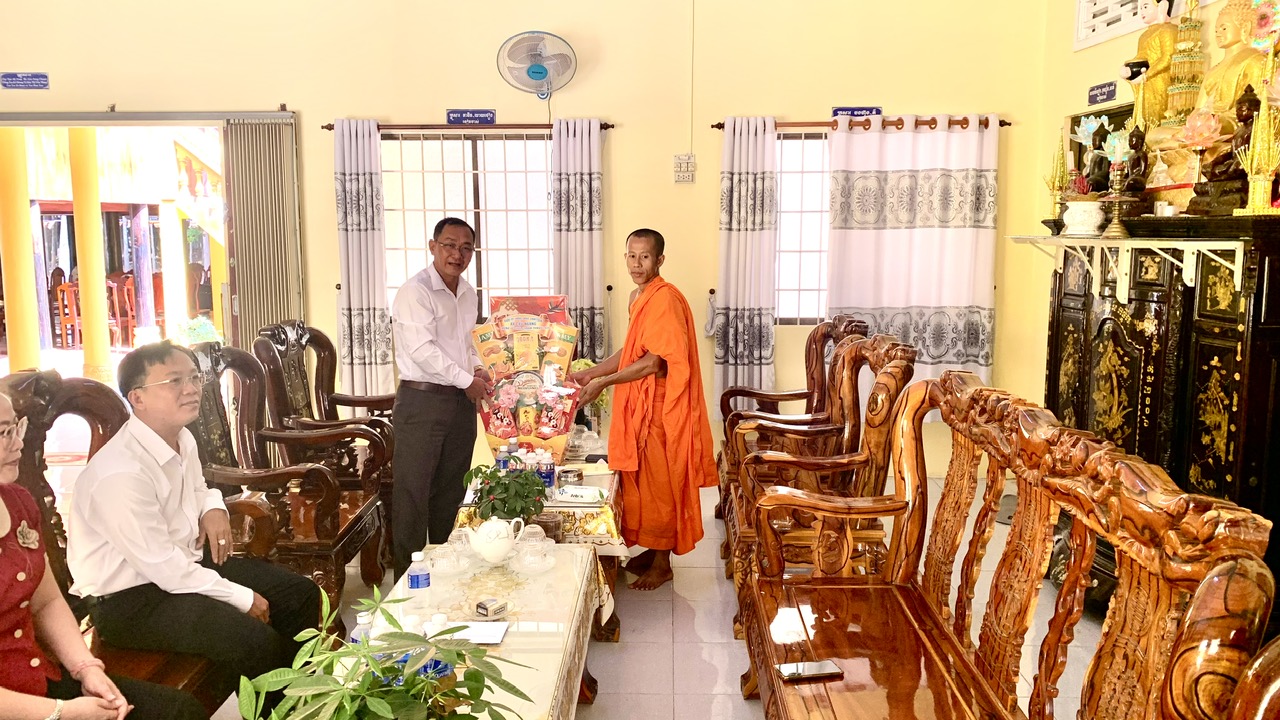 Lãnh đạo xã Cầu Ngang thăm và chúc tết cổ truyền Chôl Chnăm Thmây năm 2026 của đồng bào Khmer trên địa bàn xã
