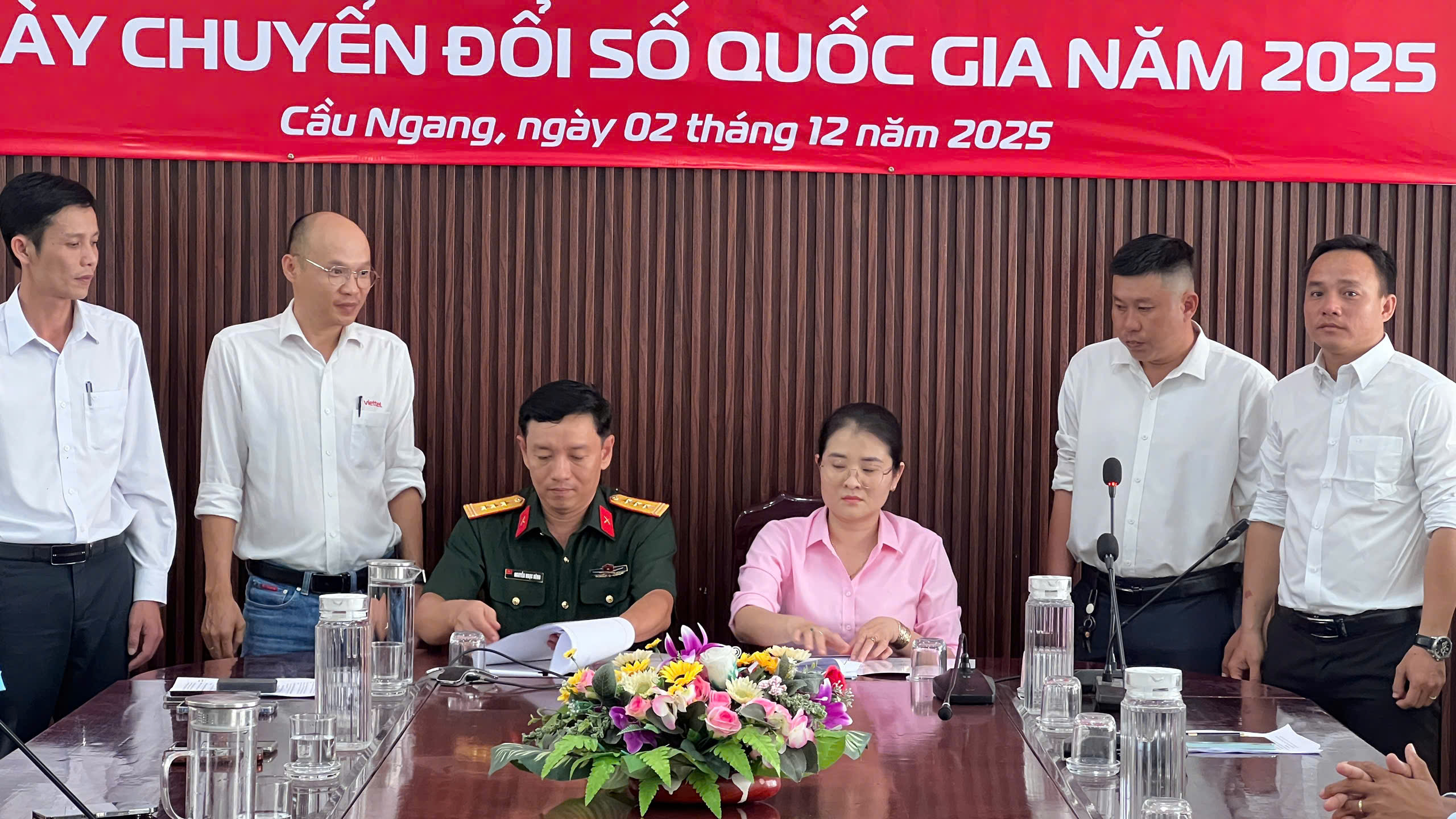 Ủy ban nhân dân xã Cầu Ngang ký kết Thỏa thuận hợp tác về chuyển đổi số với Viettel Vĩnh Long 