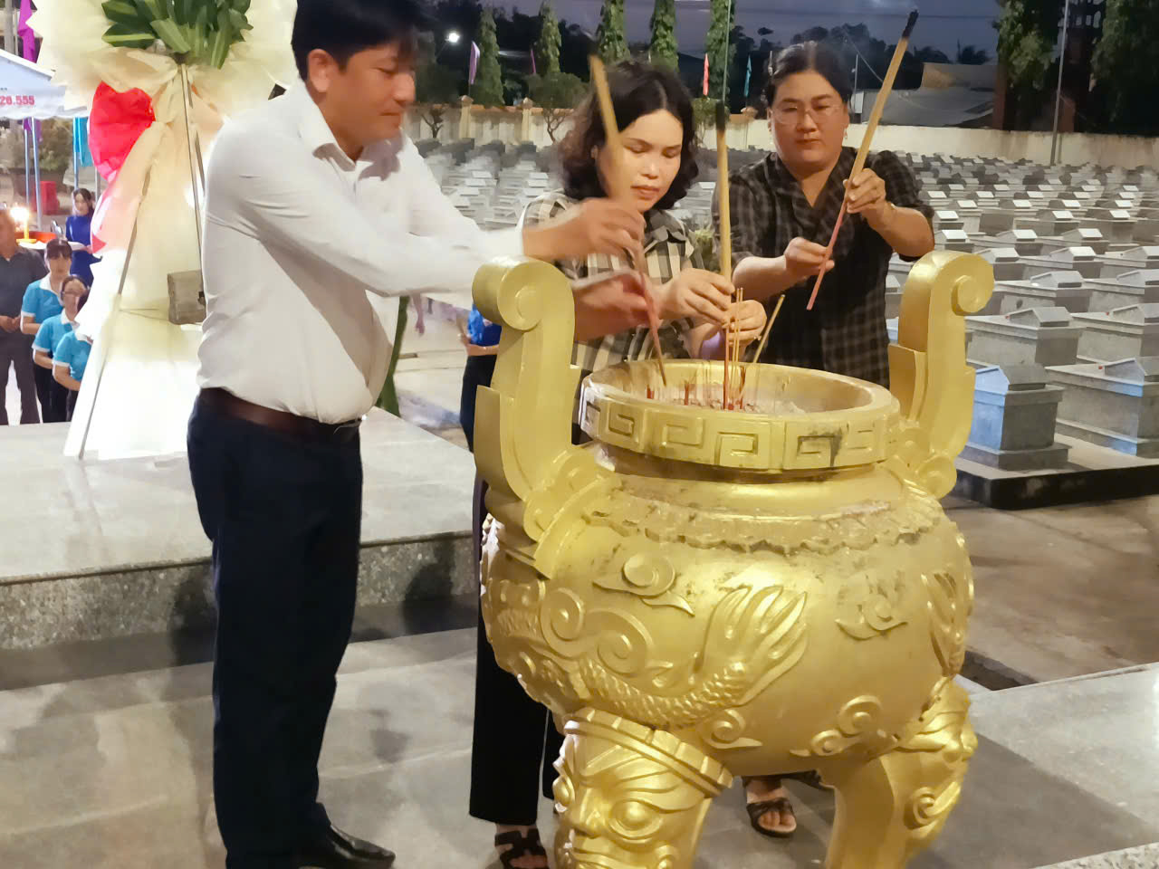 Cầu Ngang Thắp nến tri ân các anh hùng liệt sĩ nhân kỷ niệm 78 năm ngày Thương binh – Liệt sĩ (27/7/1947-27/7/2025)