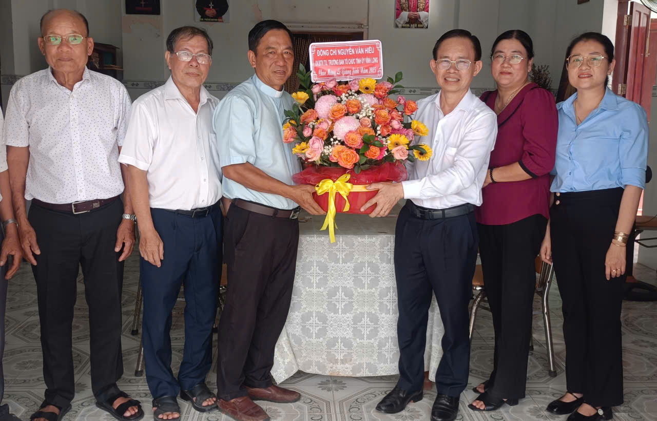 Lãnh đạo Ban Tổ chức Tỉnh uỷ Vĩnh Long thăm, tặng quà Nhà thờ Cầu Ngang nhân dịp lễ Giáng sinh năm 2025