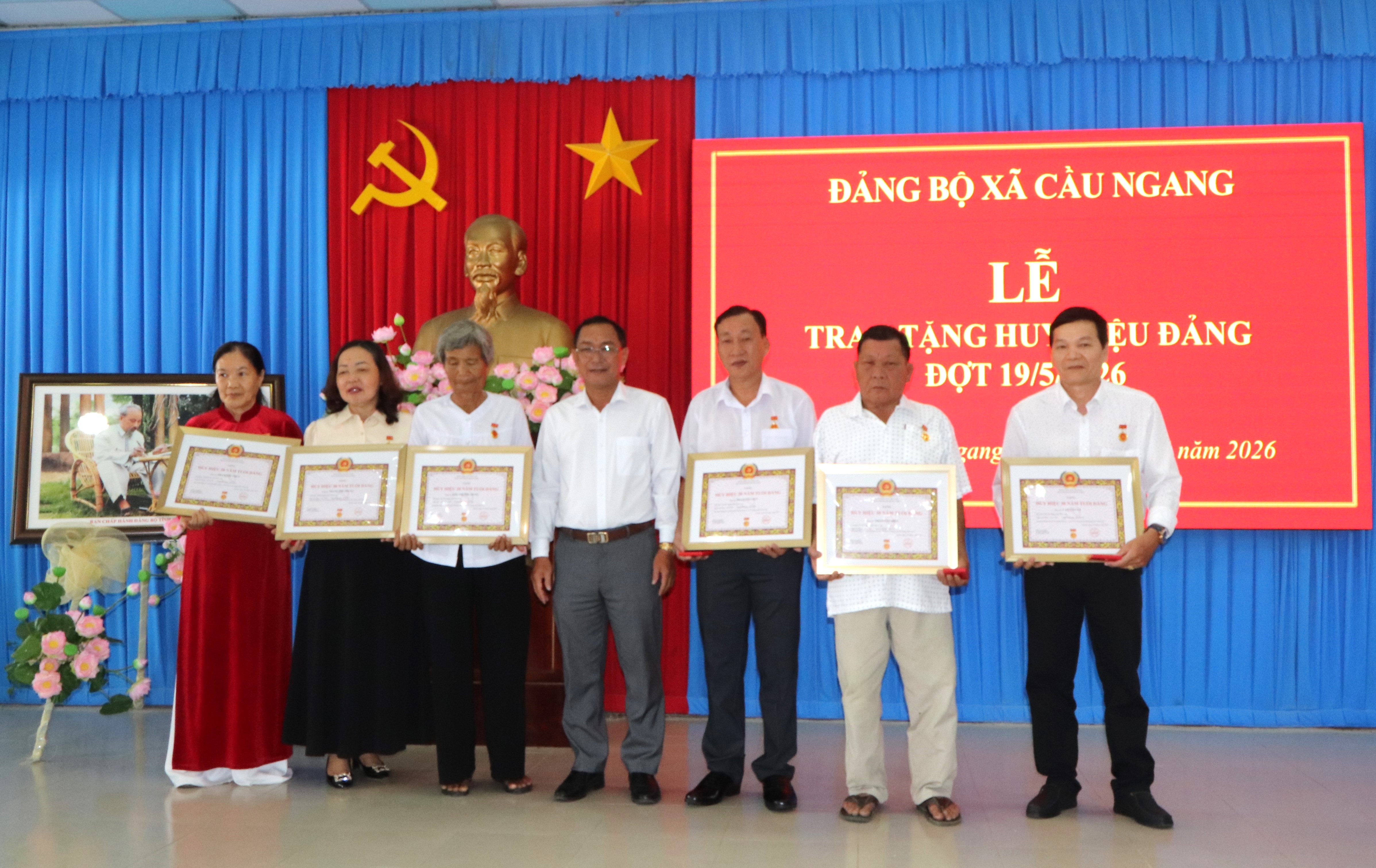 Đảng bộ xã Cầu Ngang tổ chức Lễ trao tặng Huy hiệu Đảng đợt 19/5