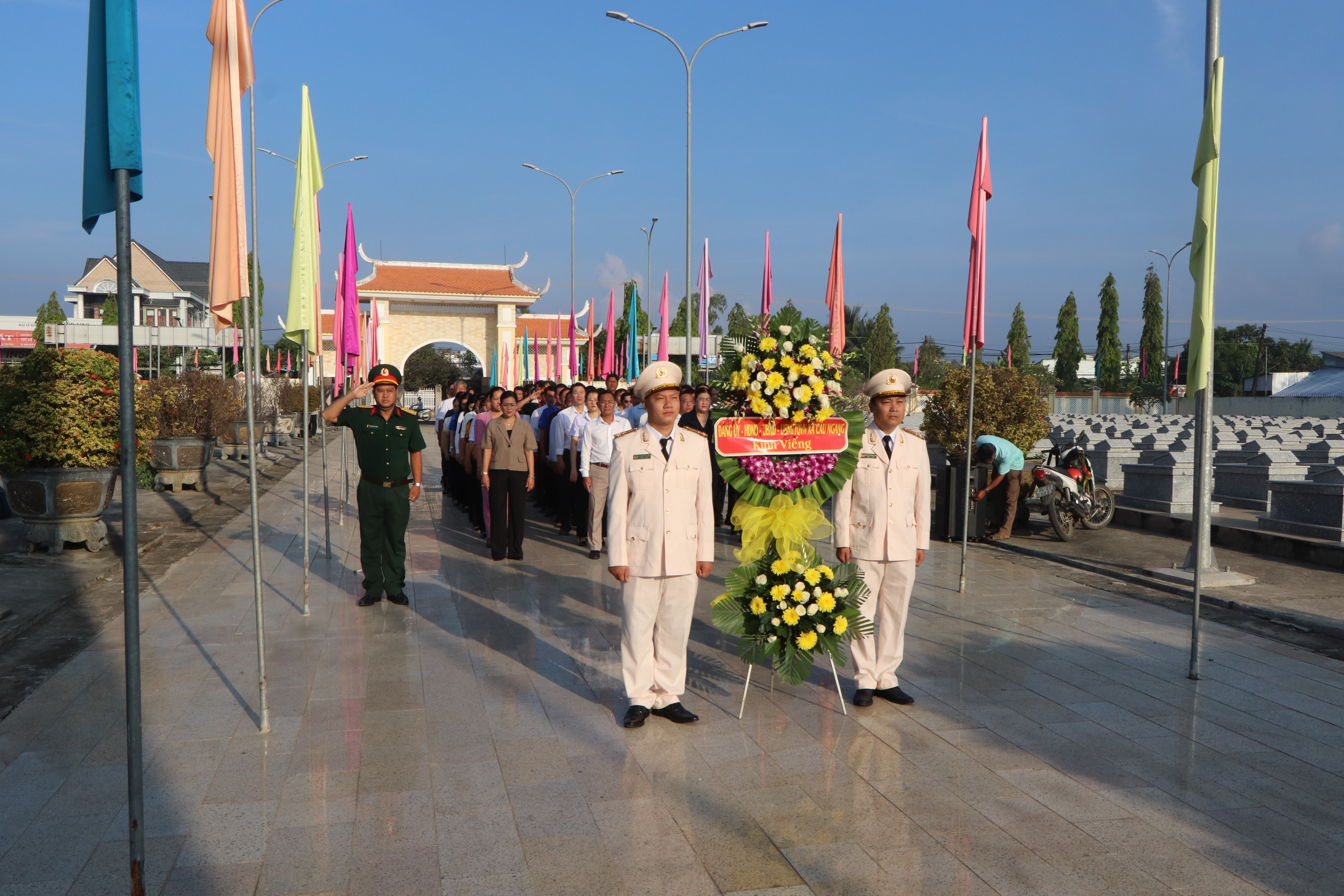 Xã Cầu Ngang Tổ chức Lễ viếng Nghĩa trang Liệt sĩ nhân kỷ niệm 51 năm Ngày giải phóng miền nam, thống nhất đất nước