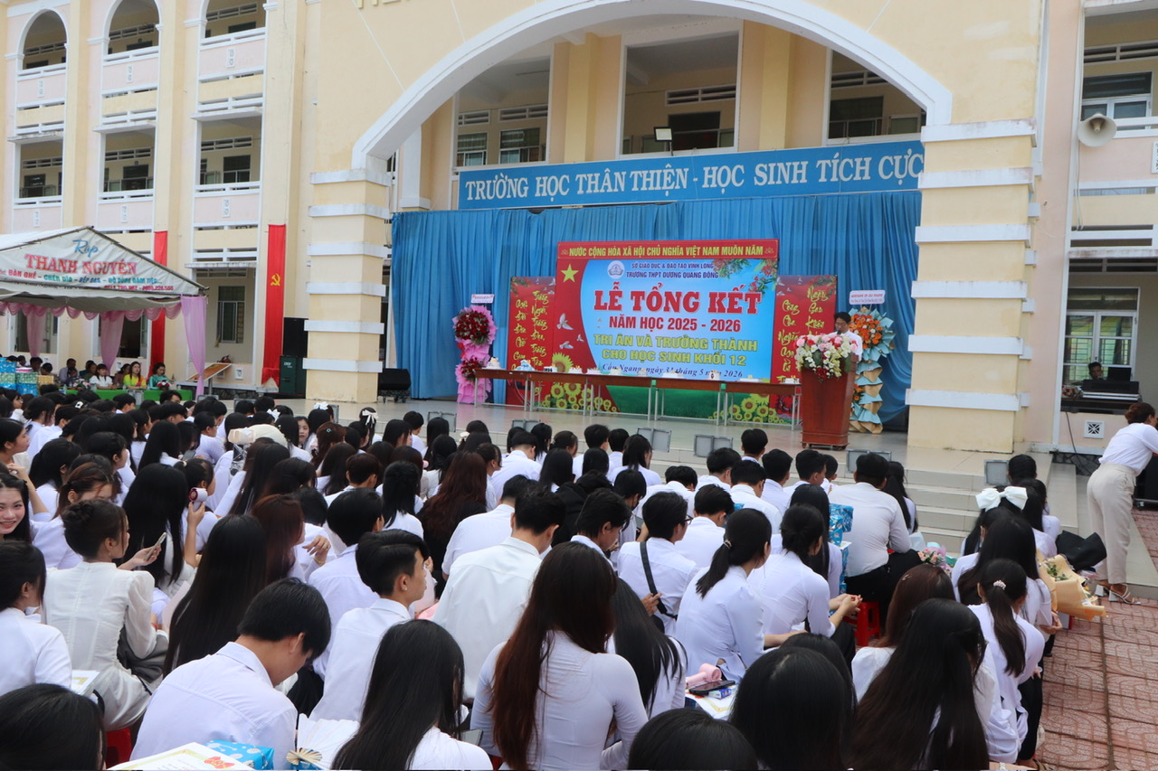 Đồng chí Nguyễn Minh Dũng, Chủ tịch HĐND tỉnh dự lễ tổng kết tại Trường THPT Dương Quang Đông