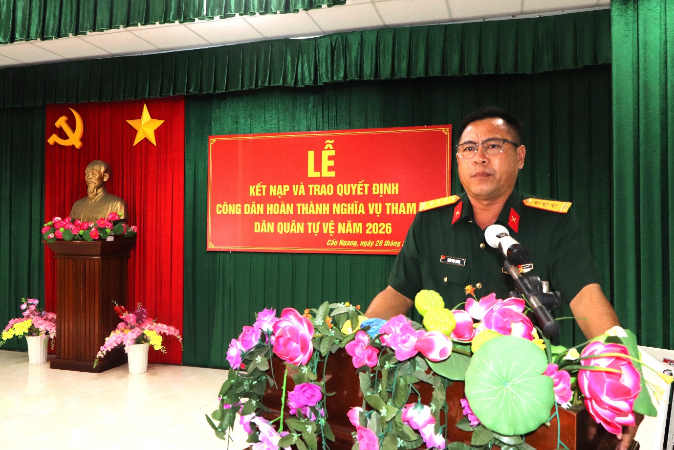 Cầu Ngang tổ chức lễ kết nạp và trao quyết định công dân hoàn thành nghĩa vụ tham gia Dân quân tự vệ năm 2026