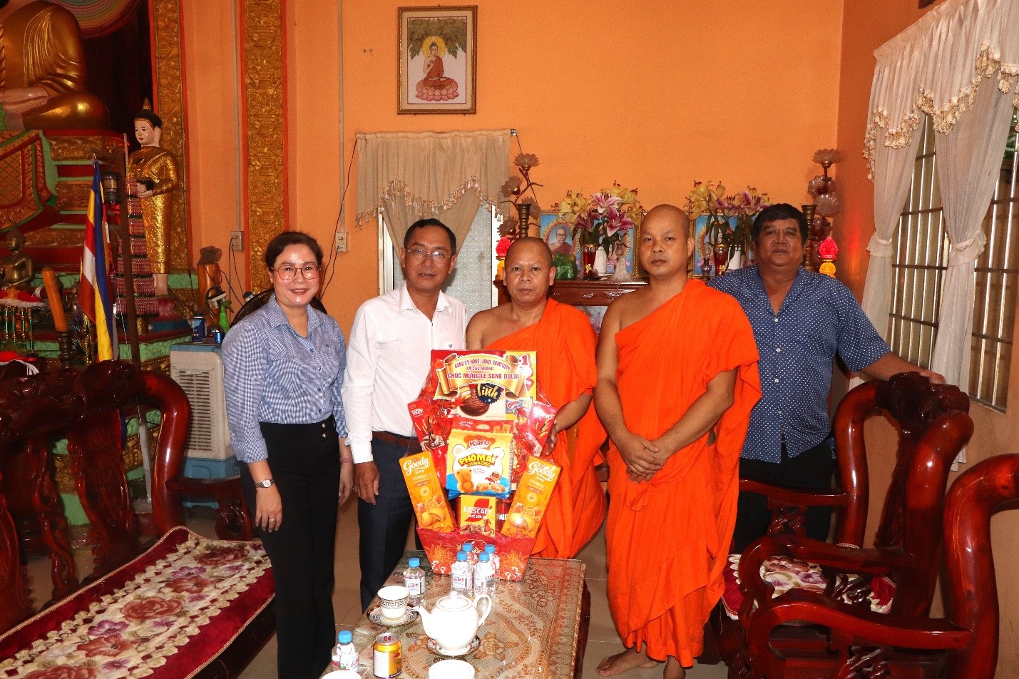 Đồng chí Trần Minh Bảnh, Bí Thư Đảng ủy xã Cầu Ngang thăm các chùa Phật giáo Nam tông Khmer nhân dịp Lễ Sêne Đôlta năm 2026
