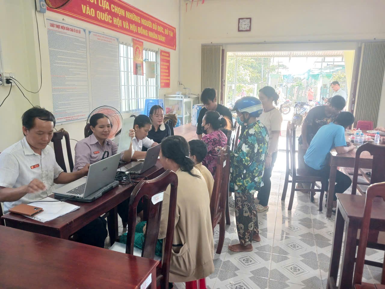 Xã Cầu Ngang ra quân mô hình “Dịch vụ công lưu động” tại ấp Sóc Hoang