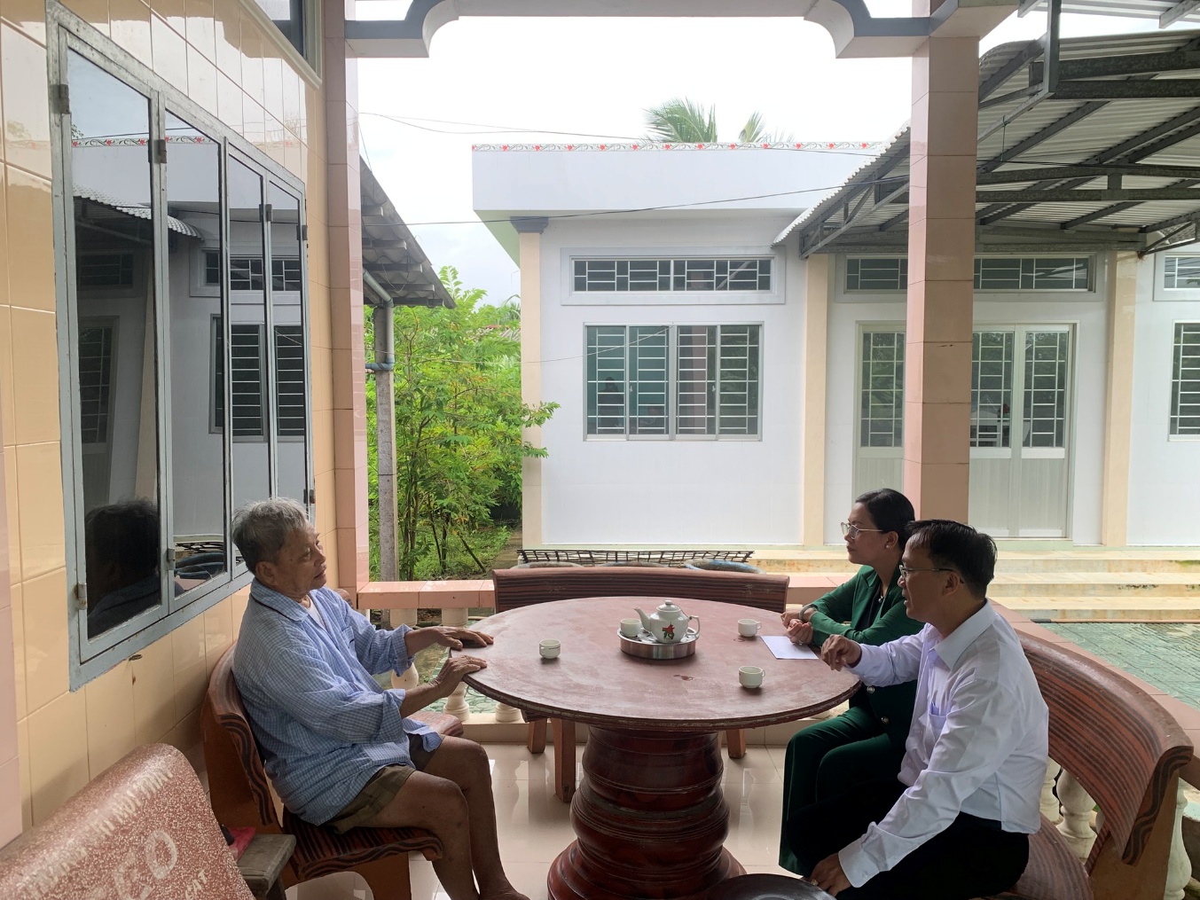 Lãnh đạo xã Cầu Ngang thăm tặng quà gia đình chính sách nhân dịp lễ 27/7
