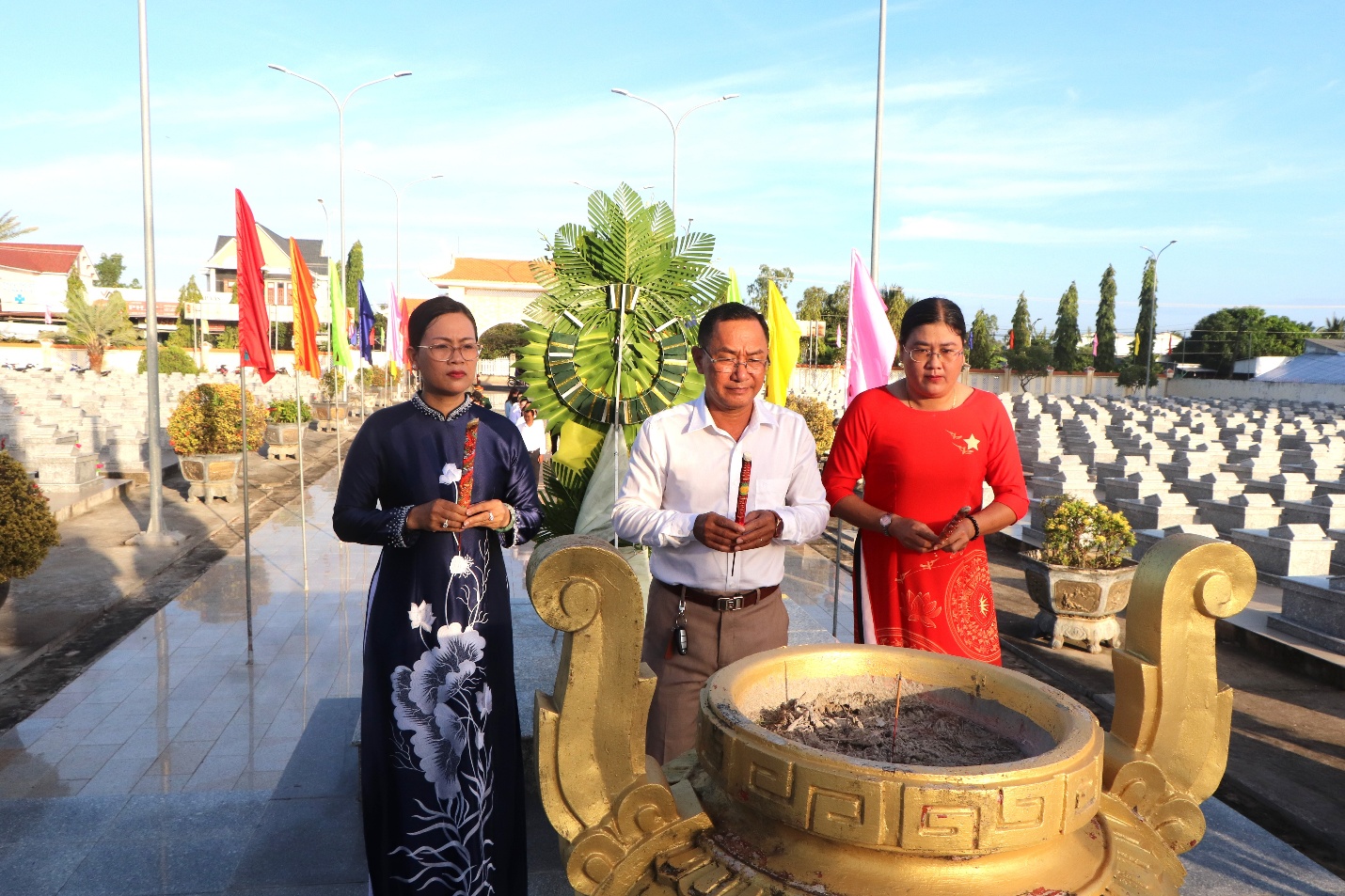 Xã Cầu Ngang Tổ chức Lễ viếng Nghĩa trang Liệt sĩ 