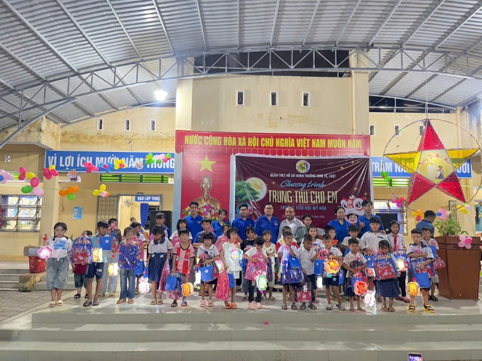 Trao tặng quà trung thu cho học sinh có hoàn cảnh khó khăn trên địa bàn xã Cầu Ngang