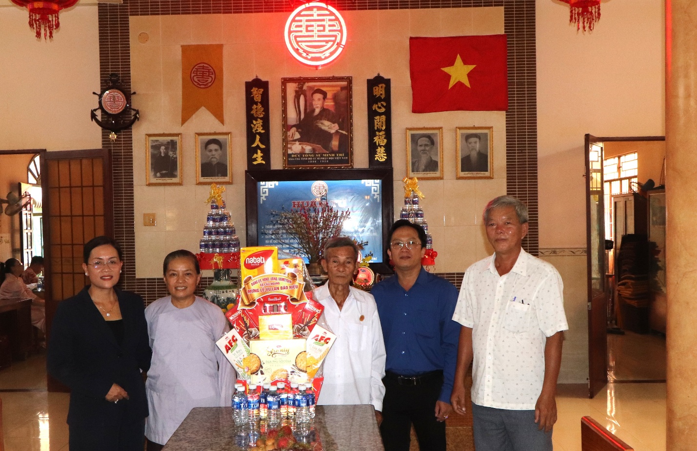 Lãnh đạo xã Cầu Ngang thăm, chúc mừng các cơ sở Phật giáo nhân dịp Đại lễ Vu Lan năm 2026