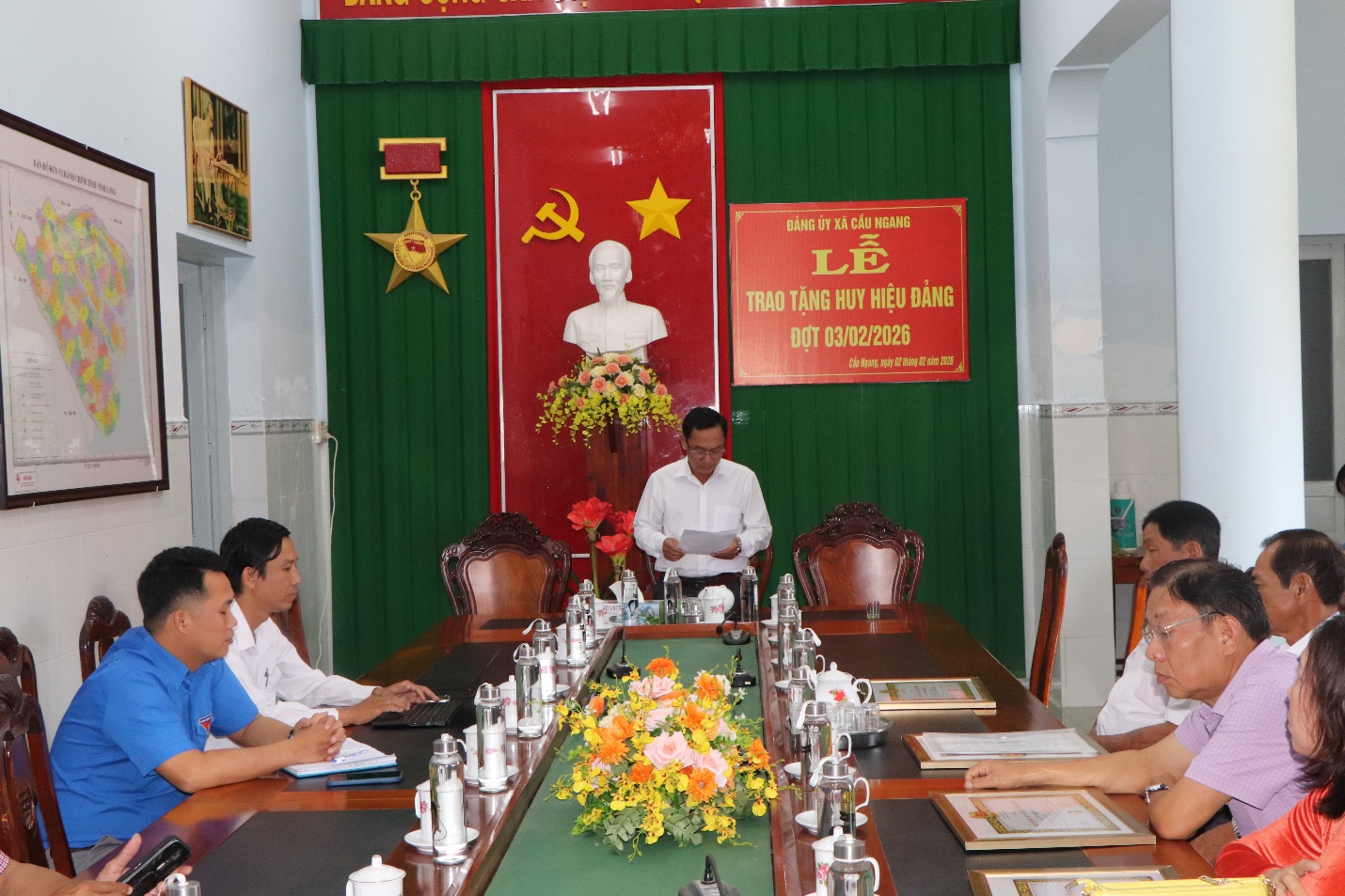 Đảng bộ xã Cầu Ngang tổ chức Lễ trao tặng Huy hiệu Đảng đợt 3/2
