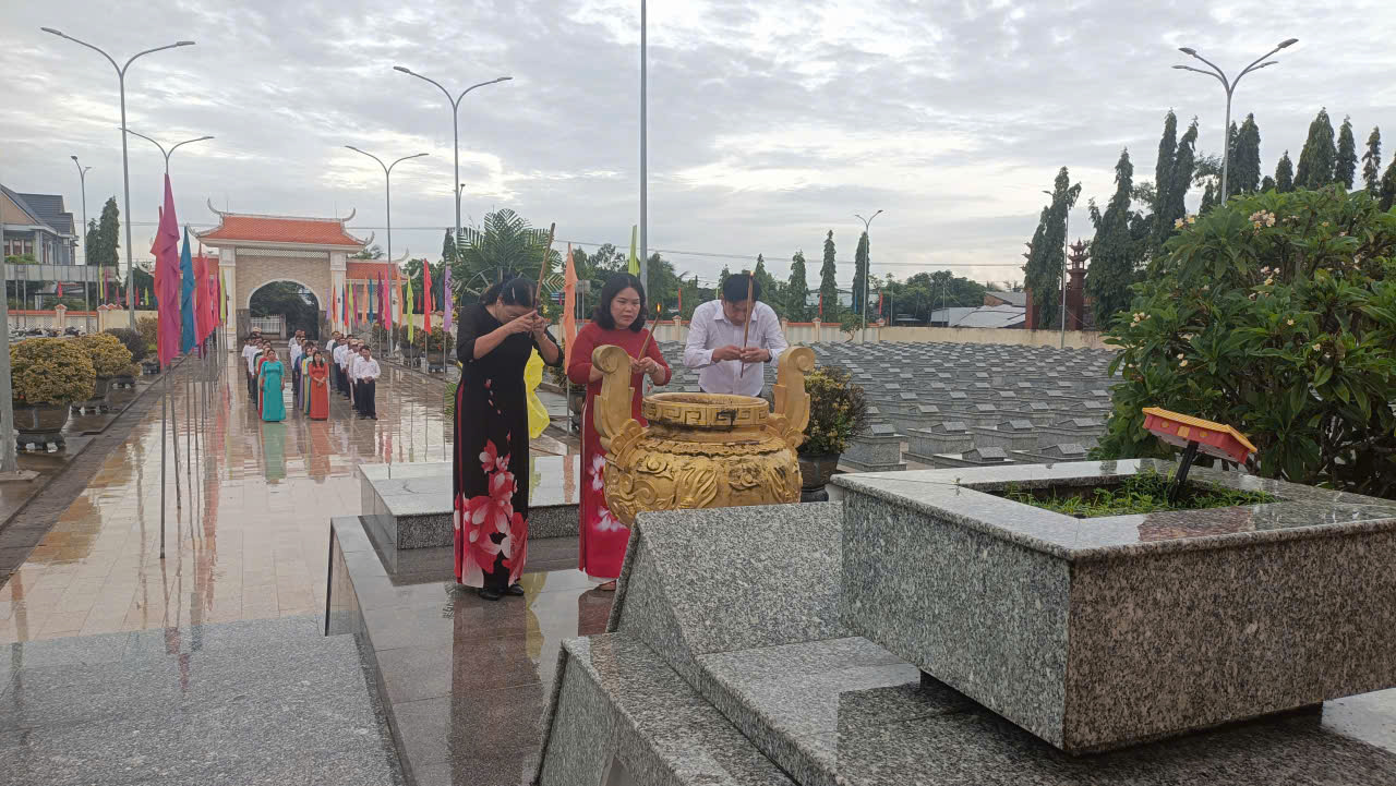 Các đại biểu viếng Nghĩa trang liệt sĩ trước thềm Đại hội đại biểu Đảng bộ xã Cầu Ngang lần thứ I, nhiệm kỳ 2025 – 2030