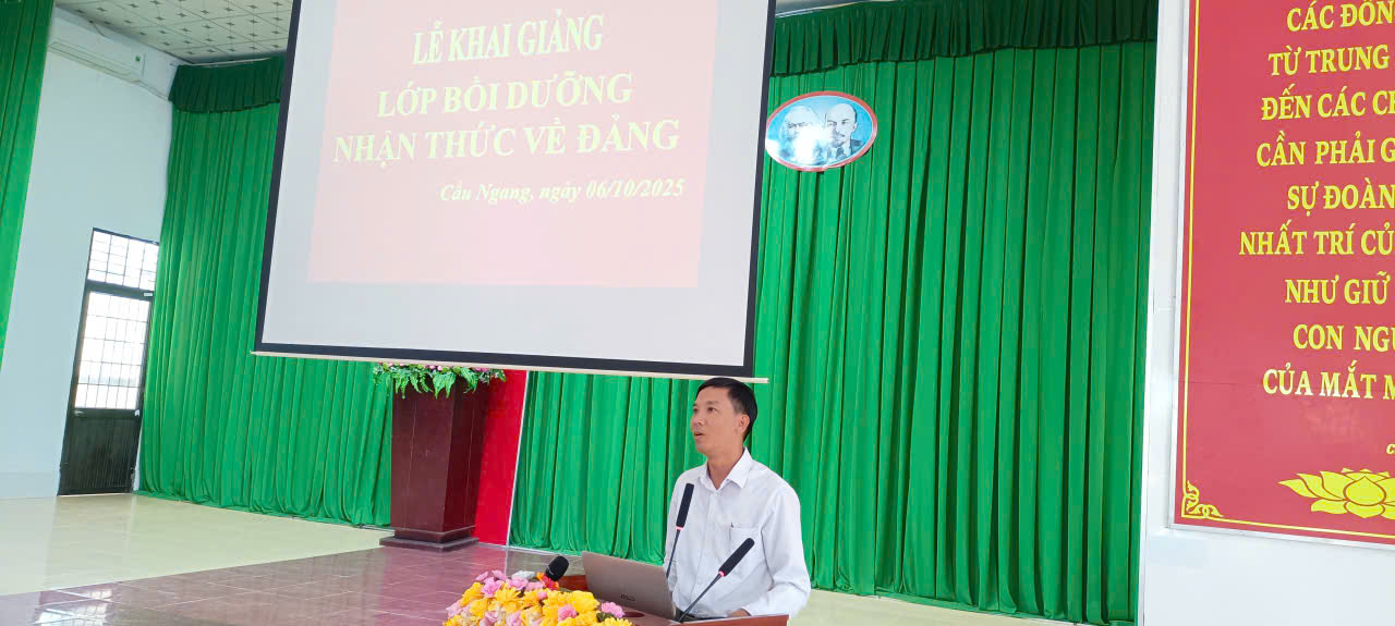 Trung tâm Chính trị xã Cầu Ngang tổ chức khai giảng lớp bồi dưỡng nhận thức về Đảng năm 2025