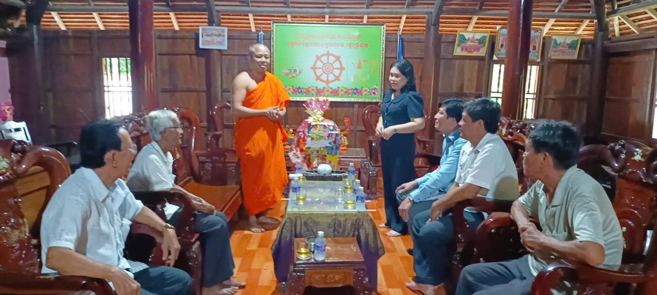 Đảng ủy xã Cầu Ngang thăm, chúc mừng Lễ Sene ĐôlTa của đồng bào Khmer năm 2025
