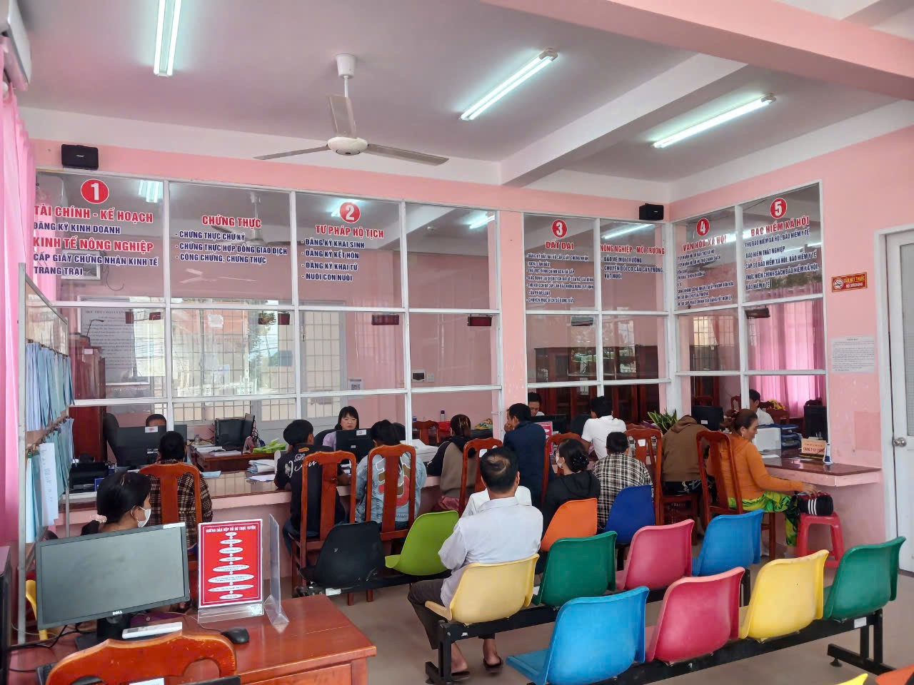 Trung tâm phục vụ Hành chính công xã Cầu Ngang nâng cao chất lượng
phục vụ người dân và doanh nghiệp giải quyết thủ tục hành chính

