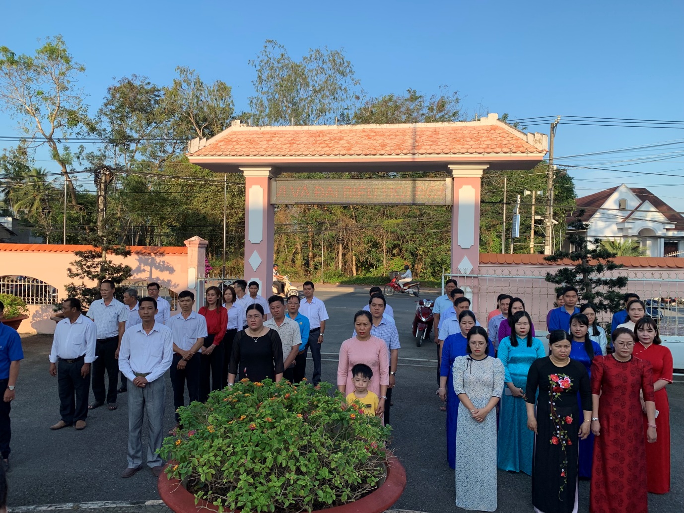 Cầu Ngang tổ chức Lễ chào cờ đầu tuần gắn với sinh hoạt kể chuyện dưới cờ về học tập và làm theo tư tưởng, đạo đức, phong cách Hồ Chí Minh								