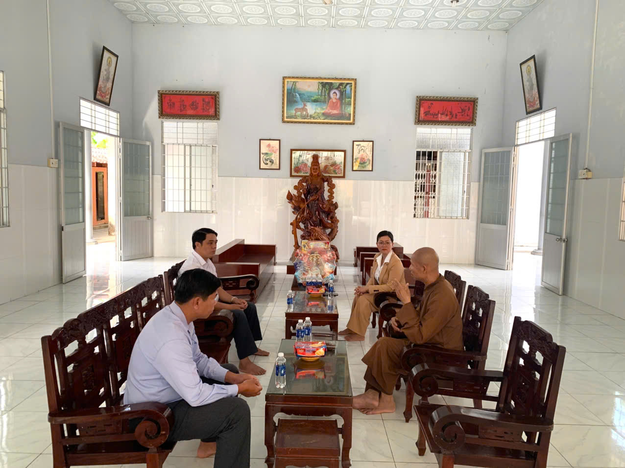 Chủ tịch UBND xã Cầu Ngang Võ Thị Thúy Hằng đến thăm, tặng quà cho gia đình chính sách, cán bộ hưu trí nhân dịp Tết Nguyên đán Bính Ngọ 2026