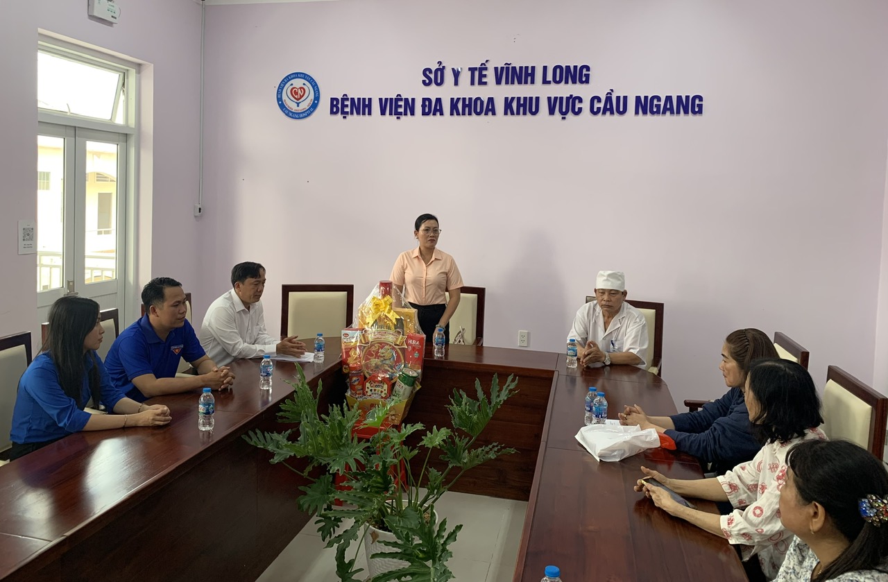 Đồng chí Võ Thị Thúy Hằng - Phó Bí thư Đảng ủy, Chủ tịch UBND xã Cầu Ngang thăm, tặng quà tết tại Bệnh viện Đa khoa Khu vực Cầu Ngang