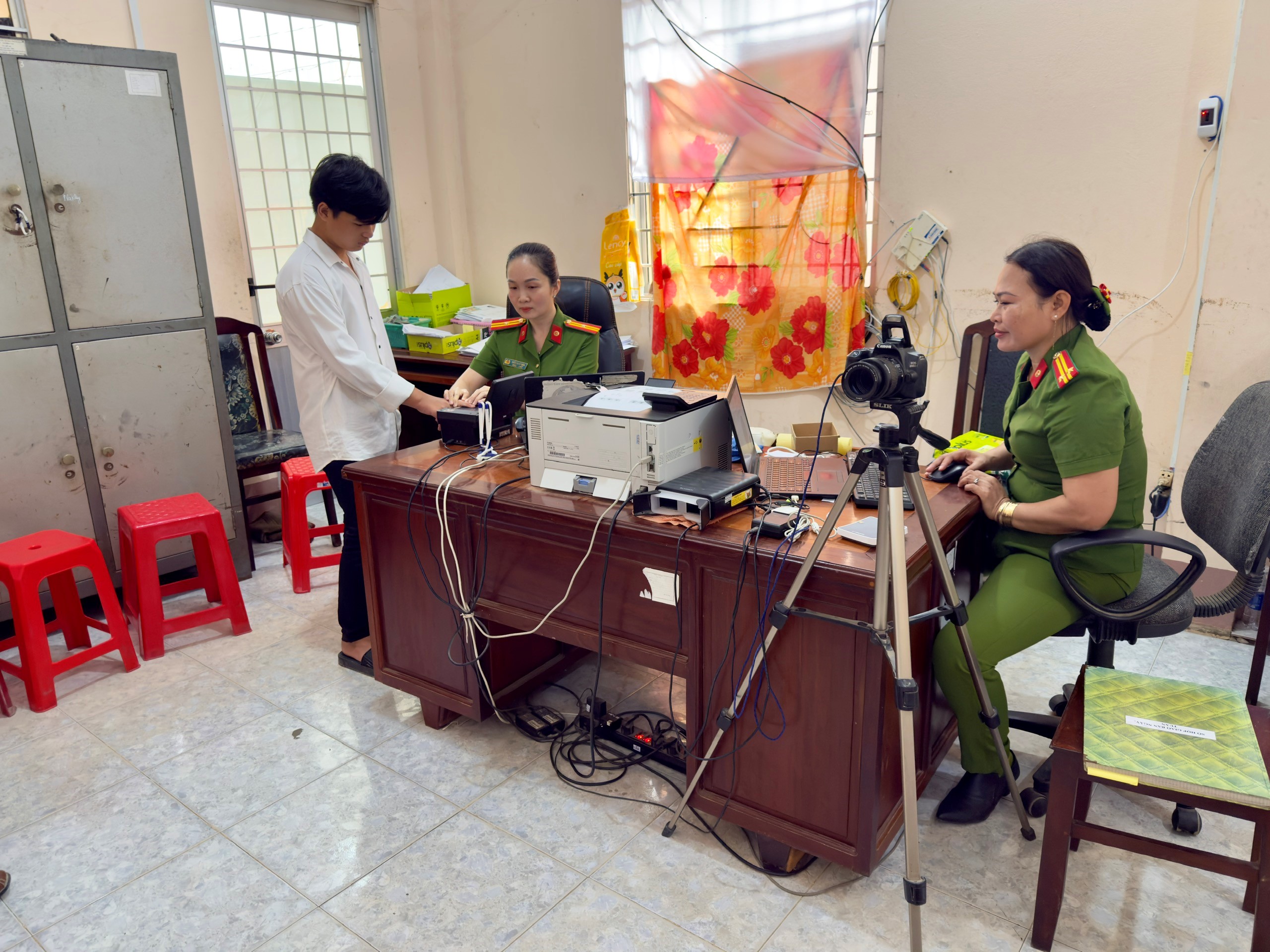 Công an xã cầu ngang tăng cường cấp căn cước cho học sinh

