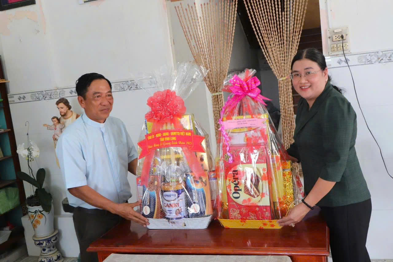 Phó Bí thư Thường trực Đảng ủy xã Cầu Ngang chúc mừng các tổ chức tôn giáo nhân dịp Lễ Giáng sinh năm 2025
