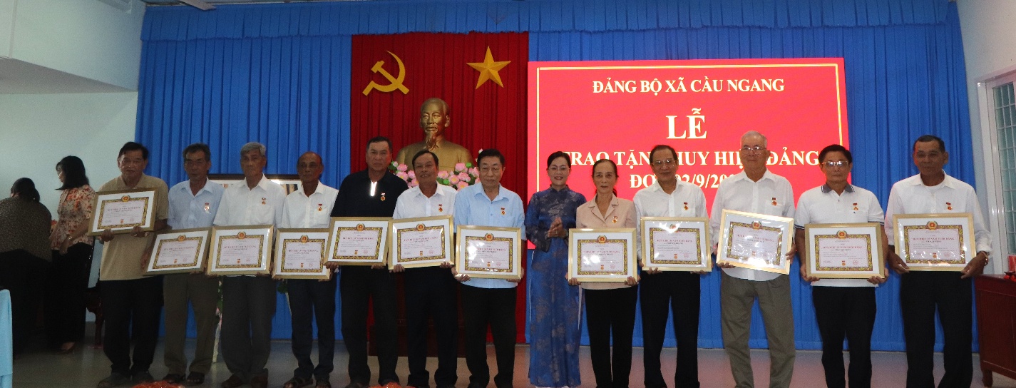 Đảng bộ xã Cầu Ngang tổ chức Lễ trao tặng Huy hiệu Đảng đợt 02/9