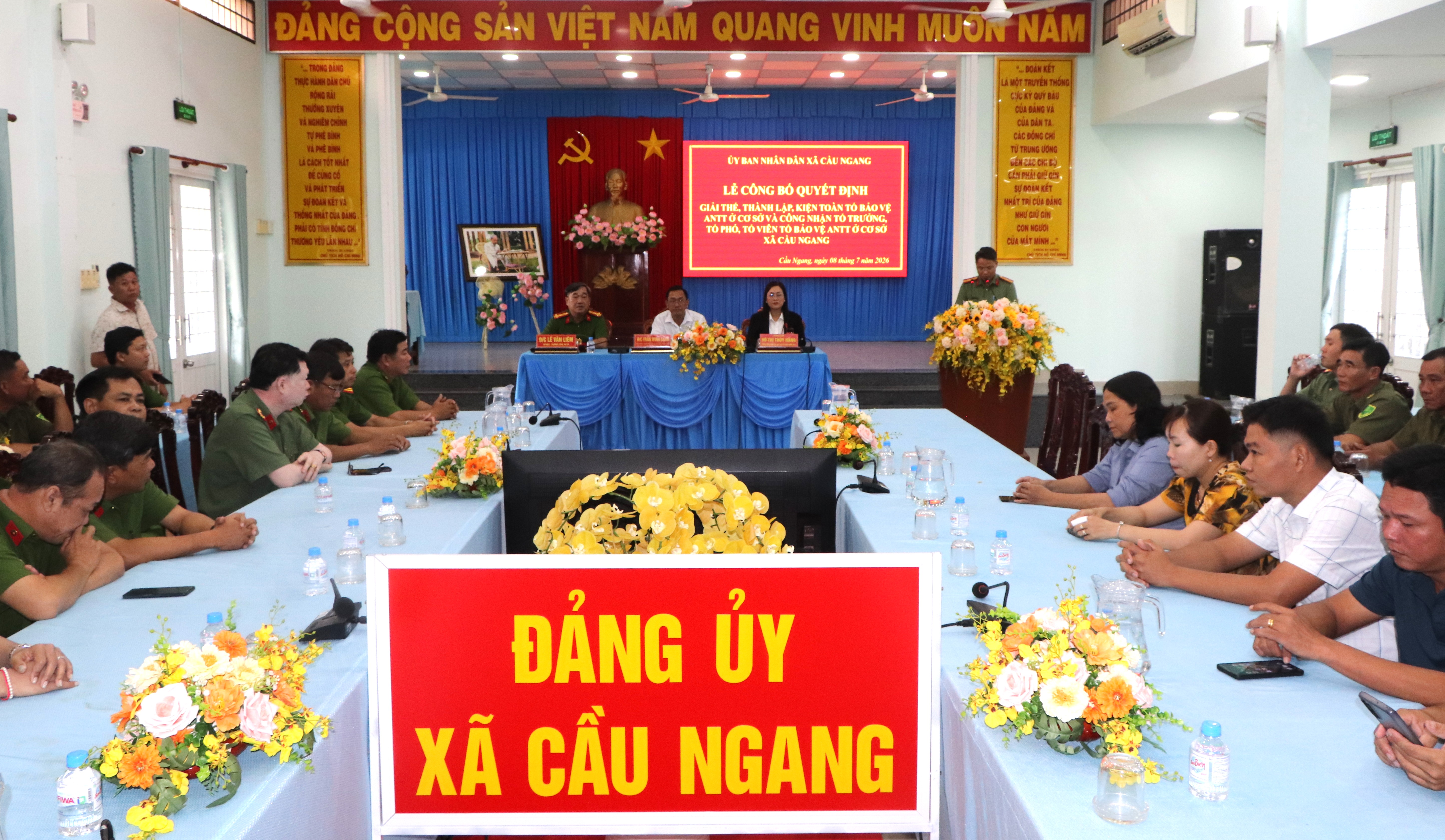 Xã Cầu Ngang tổ chức Lễ công bố quyết định thành lập tổ bảo vệ an ninh trật tự ở cơ sở