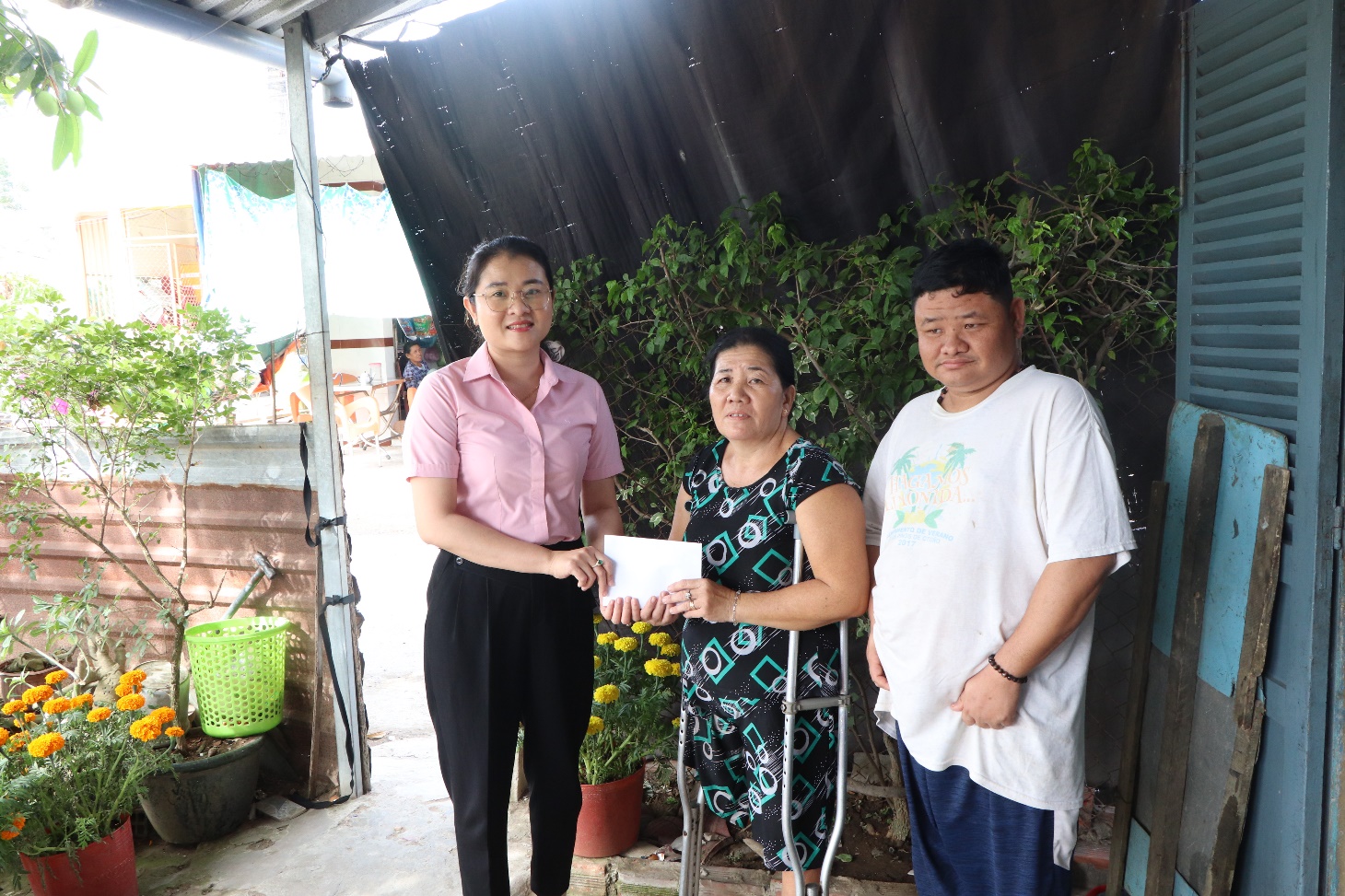 Đồng chí  Phạm Thị Tố Như - Phó Chủ tịch UBND xã Cầu Ngang thăm, tặng quà Tết Bính Ngọ 2026