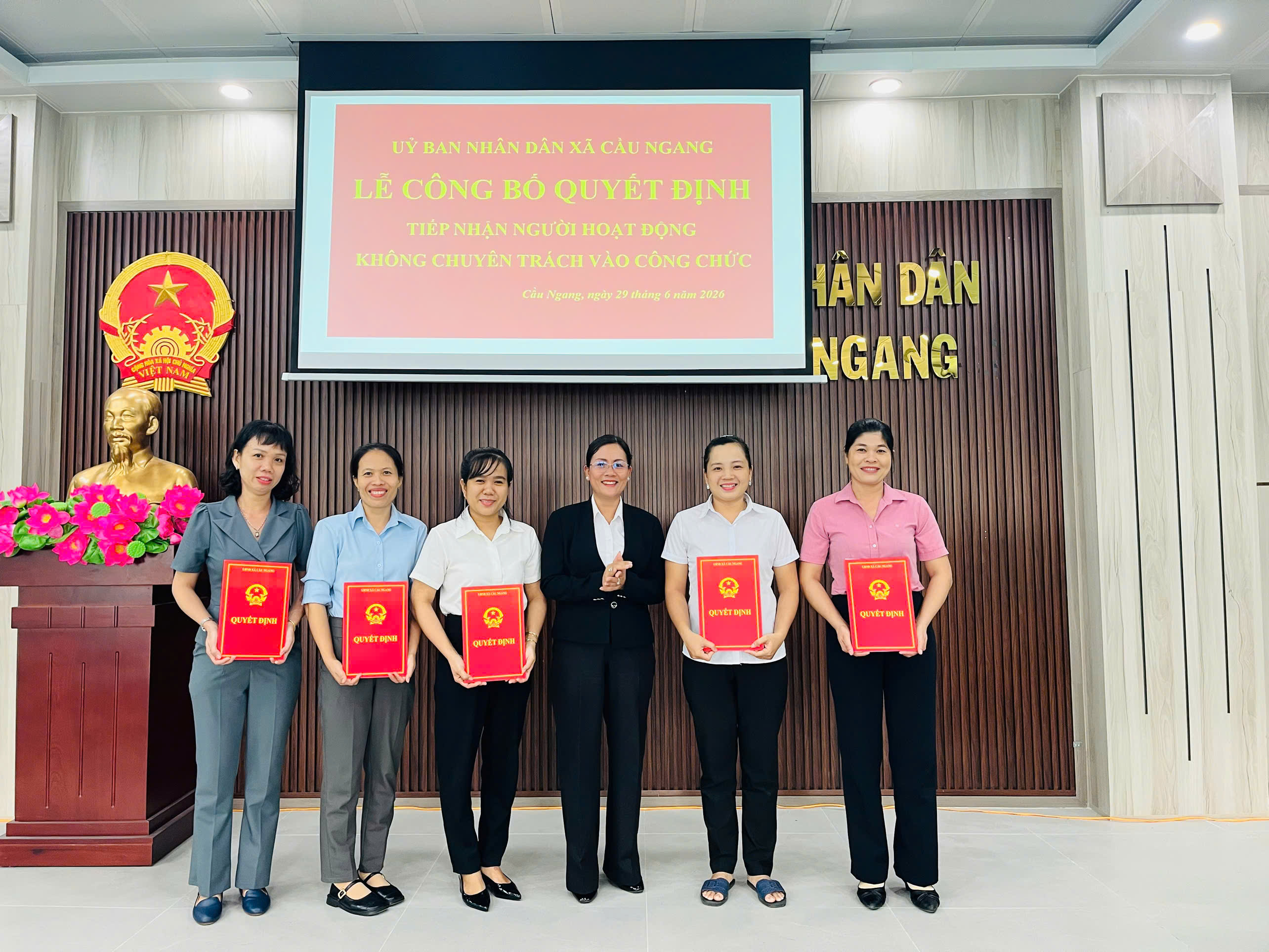 Lễ công bố quyết định tiếp nhận những người hoạt động không chuyên trách vào làm công chức xã Cầu Ngang