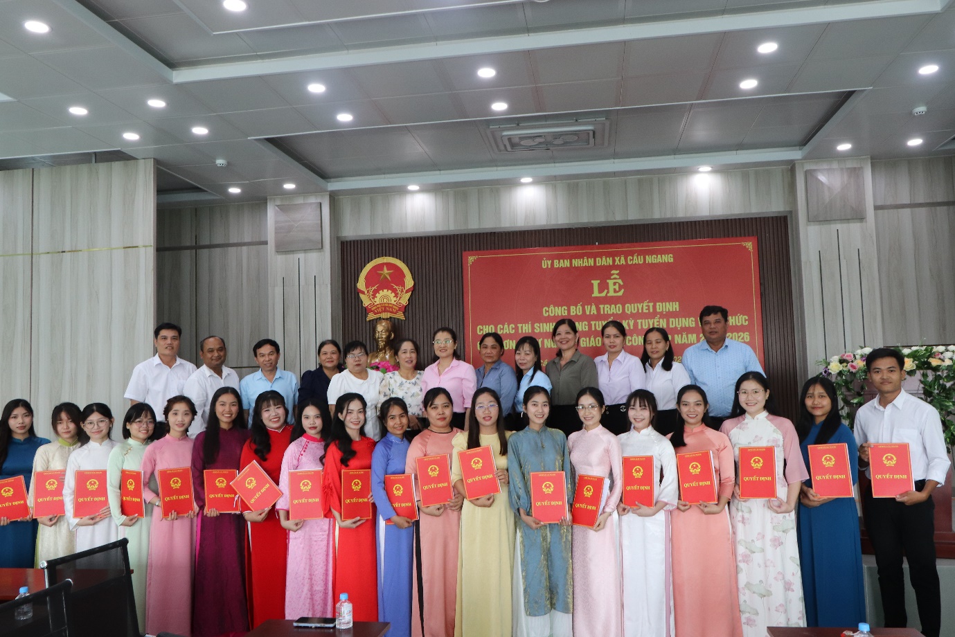 Xã Cầu Ngang tổ chức lễ Công bố và trao quyết định cho các thí sinh trúng kỳ thi tuyển dụng viên chức các đơn vị sự nghiệp giáo dục công lập năm học 2025-2026